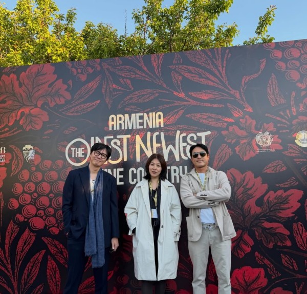 아르메니아에서 열린 CMB!! (활짝 웃지 못하는건 레드와인 시음후 이빨색이.😂)첫 심사여서 떨리고 긴장했지만 아주 멋진 경험이였습니다~ #cmb #armenia-1.jpg